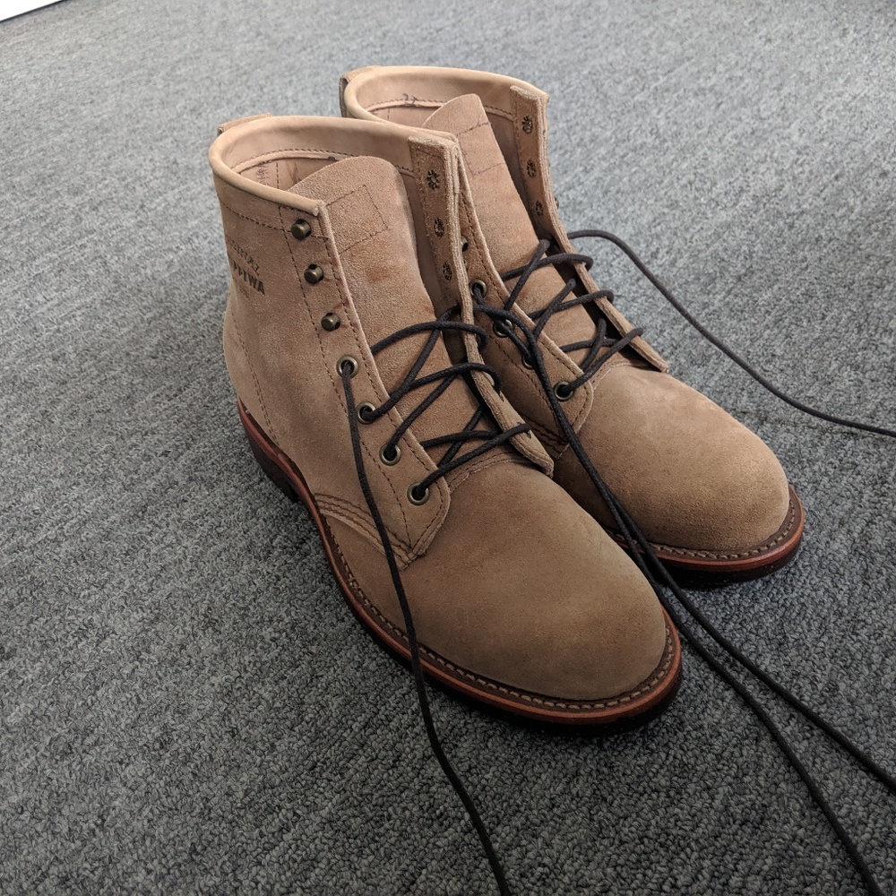 Chippewa tan (sand) suede plain-toe boots (size 8)